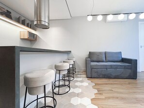 Deluxe-huoneisto | Oleskelualue | 30–tuumainen televisio, jossa kaapelikanavat