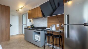 Studio Standar (523323) | Dapur pribadi | Lemari es, microwave, kompor, dan peralatan masak/sendok-piring