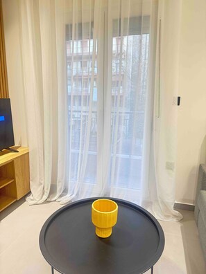 Deluxe-huoneisto, parveke | Oleskelualue | 40–tuumainen taulutelevisio, jossa digitaalikanavat