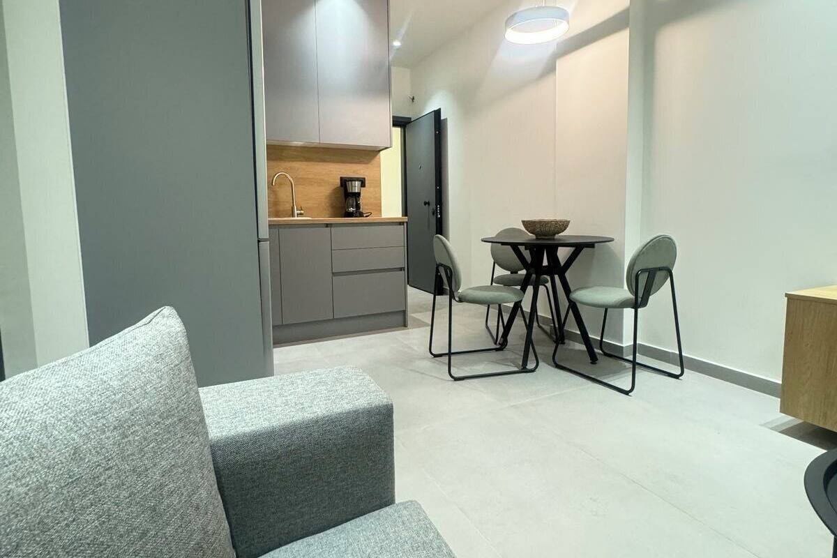 Apartamento familiar, balcón | Zona de estar | Televisión de pantalla plana de 40 pulgadas con canales digitales