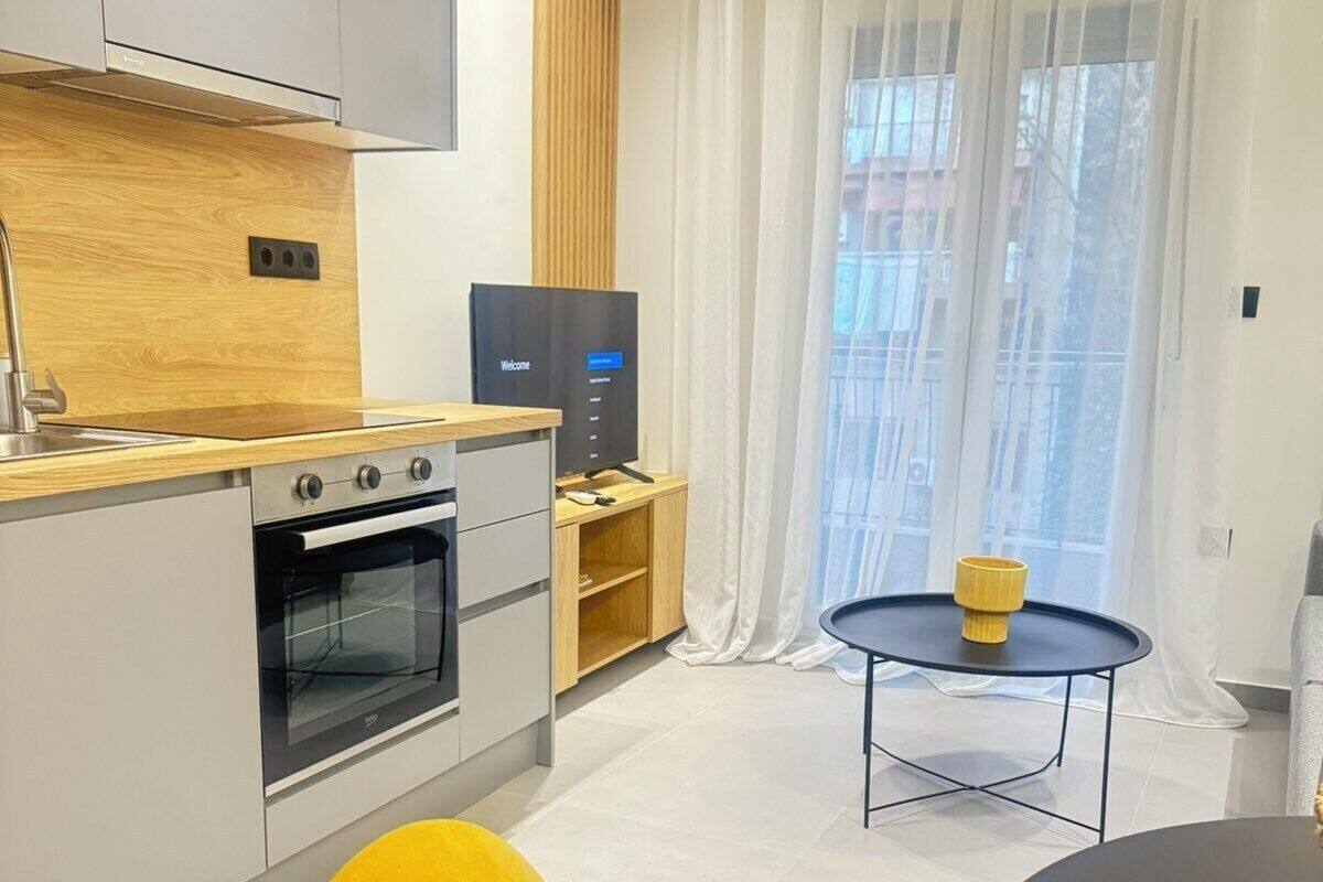 Apartamento Deluxe, balcón | Cocina privada | Cafetera o tetera, frigorífico grande, horno y placa de cocina
