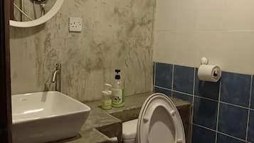 Ein Badezimmer mit Waschbecken, Toilette und Spiegel.