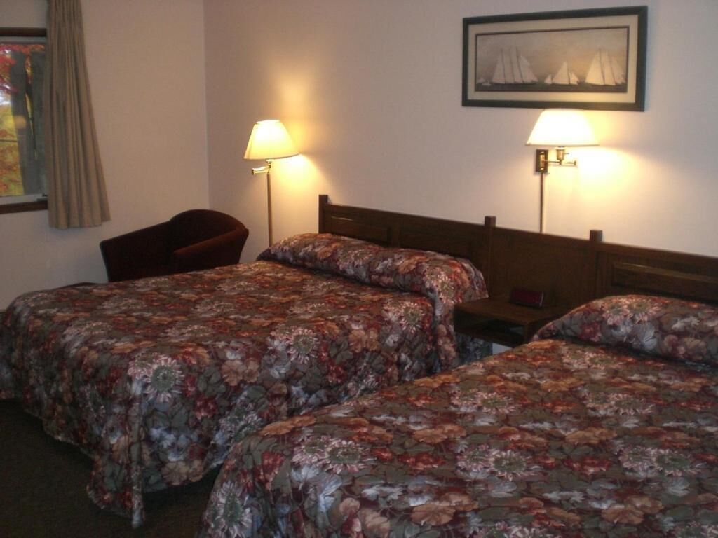 Desk, laptop workspace, iron/ironing board, free WiFi