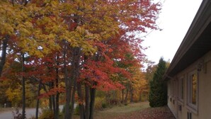 Property grounds - Auberge Eldo Inn (Blind River)