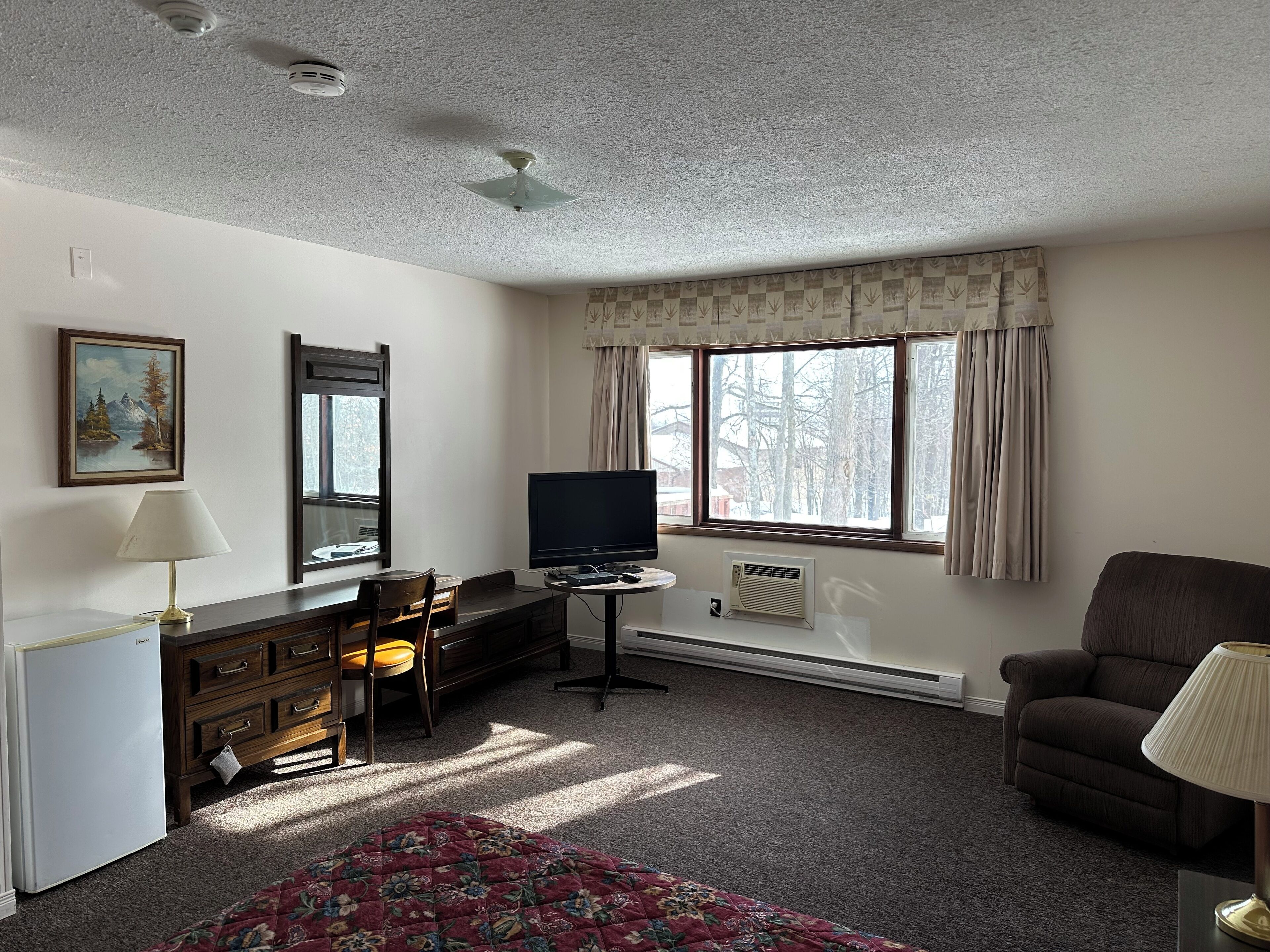 غرفة فردية بتجهيزات أساسية | مكتب ومساحة عمل للكمبيوتر المحمول ومكواة/لوح كي وواي فاي مجانًا