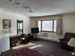 Basic Single Room | Desk, laptop workspace, iron/ironing board, free WiFi - Auberge Eldo Inn (Blind River)