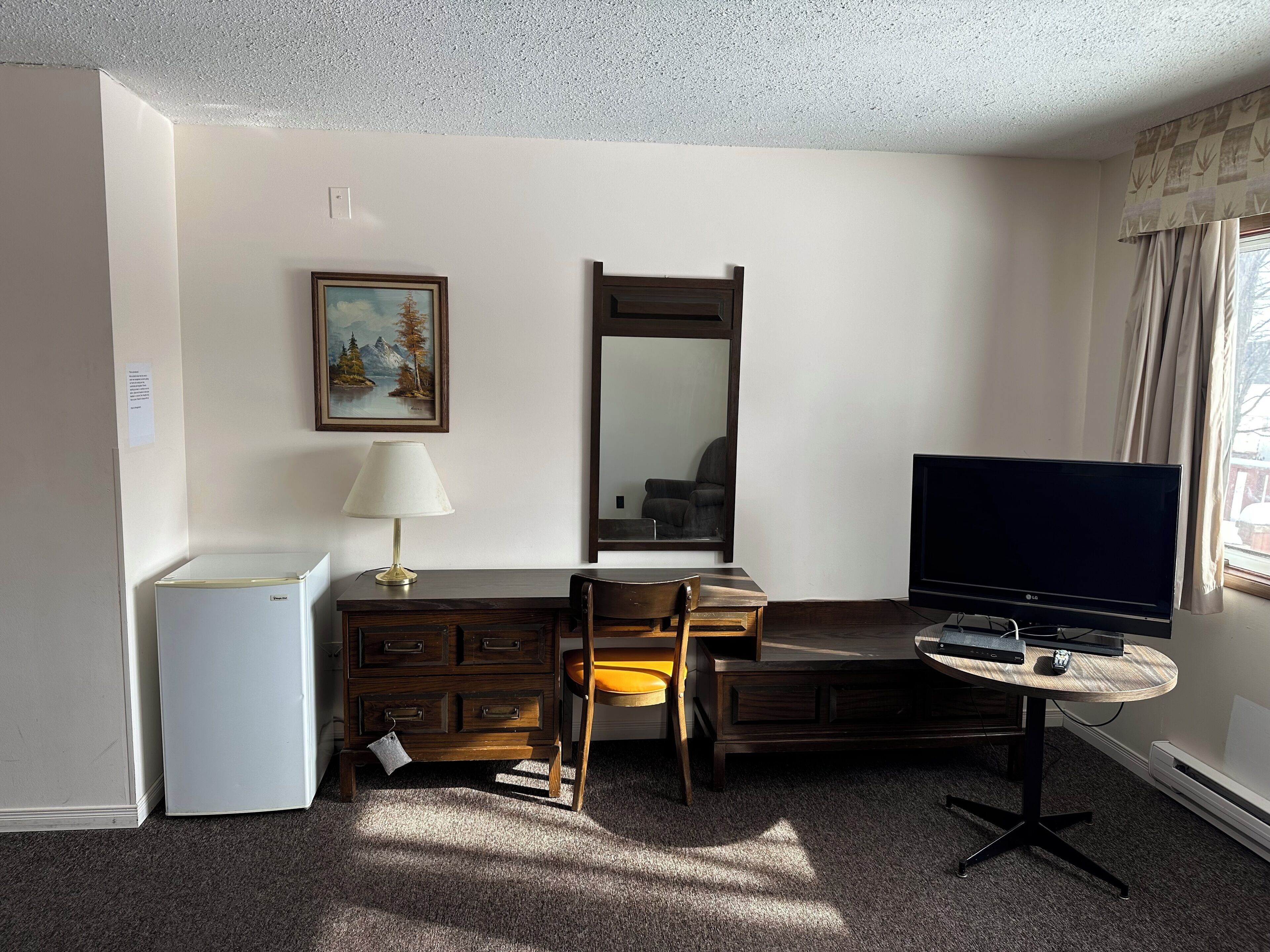 Chambre simple de base | Bureau, espace de travail pour ordinateurs portables