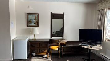 Chambre simple de base | Bureau, espace de travail pour ordinateurs portables