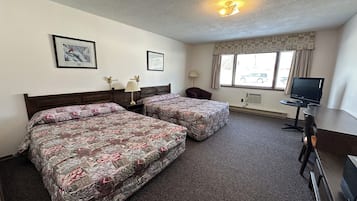 Chambre économique double, 2 grands lits | Bureau, espace de travail pour ordinateurs portables