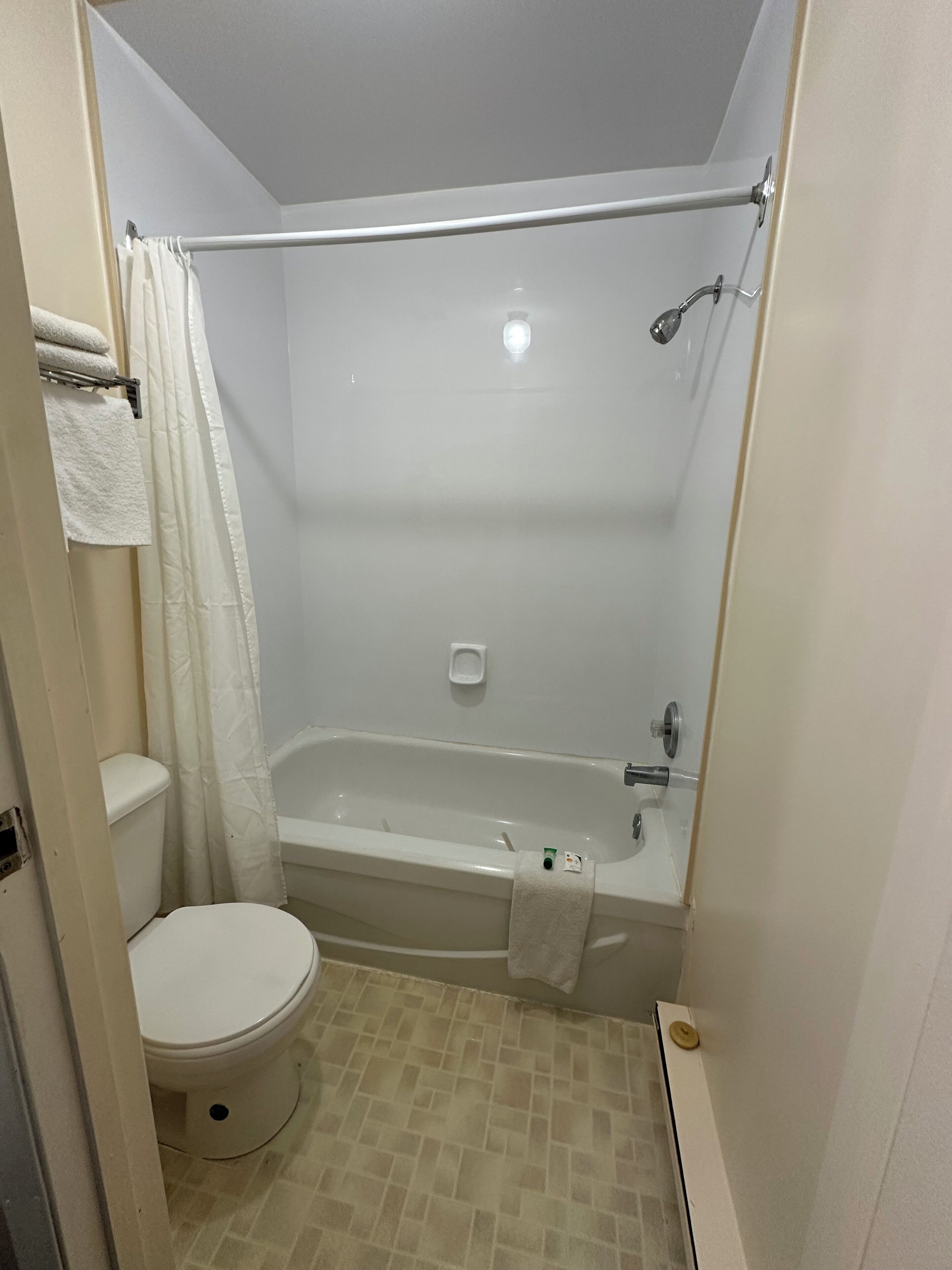 Economy tweepersoonskamer, 2 queensize bedden | Badkamer | Gratis toiletartikelen, handdoeken, zeep, shampoo