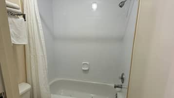 Economy tweepersoonskamer, 2 queensize bedden | Badkamer | Gratis toiletartikelen, handdoeken, zeep, shampoo