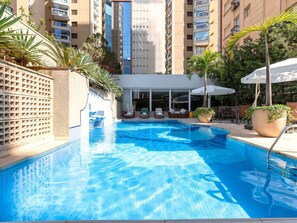 Una piscina al aire libre