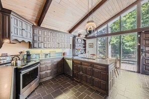 雪櫃、微波爐、焗爐、爐具