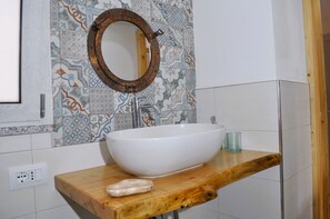 淋浴设施、吹风机、坐浴桶、毛巾