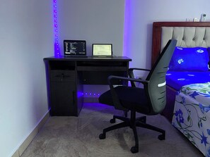 1 habitación, escritorio, tabla de planchar con plancha y wifi 