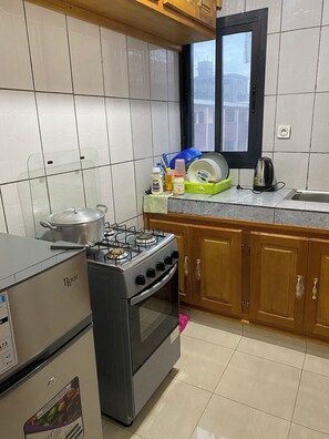 Een koelkast, een microgolfoven, een oven, een waterkoker