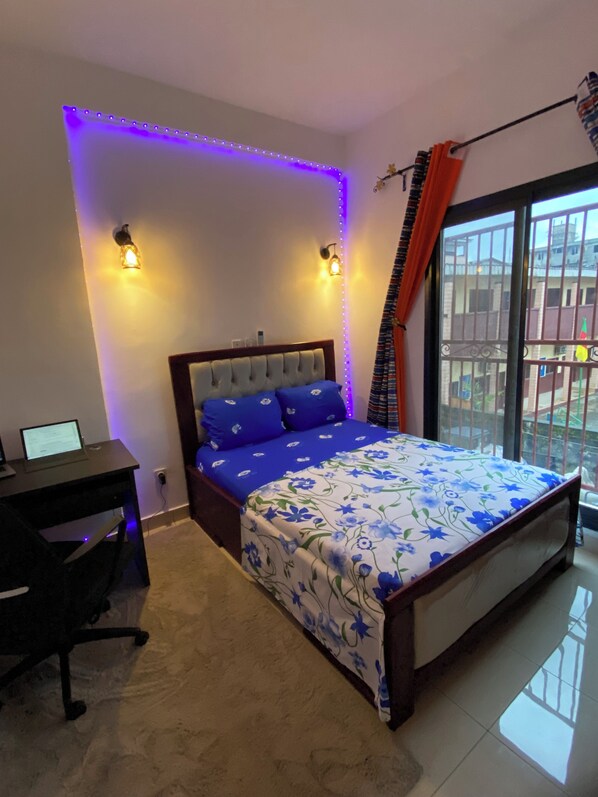 1 slaapkamer, een bureau, een strijkplank/strijkijzer, wifi