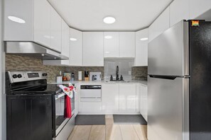 Réfrigérateur, four à micro-ondes, un four, surface de cuisson