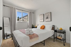 1 Schlafzimmer, Schreibtisch, Bügeleisen/Bügelbrett, Reisekinderbett