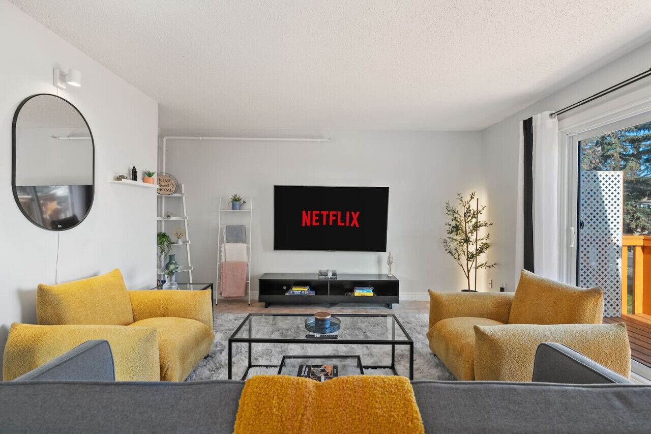 Smart-tv, boeken en een kantoor