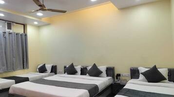 Habitación triple de lujo | Caja fuerte y wifi gratis