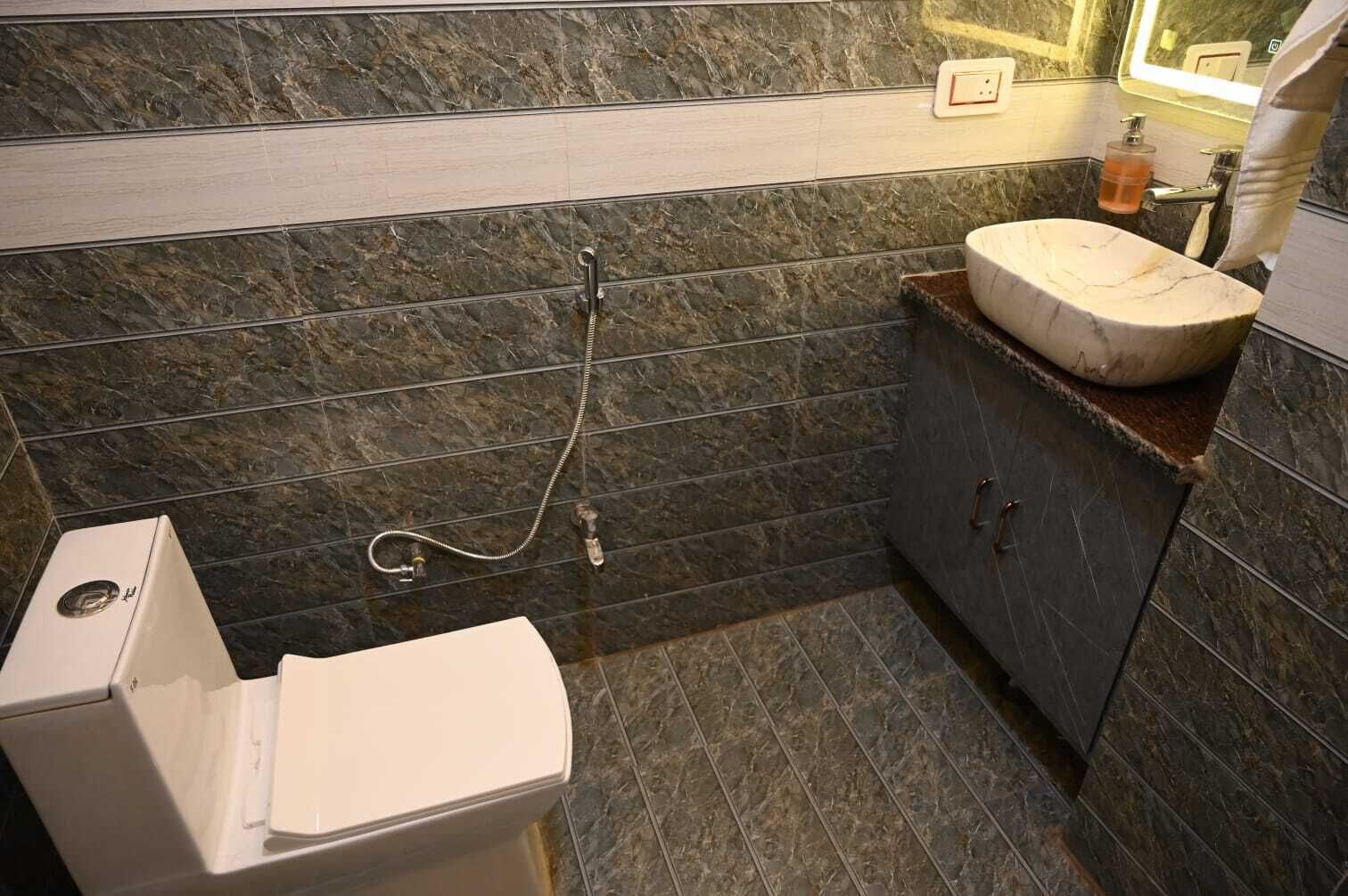 Kylpyhuone, jossa on wc, pesuallas ja suihku.