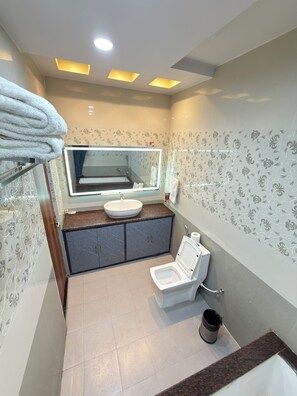 Deluxe Room | Bathroom