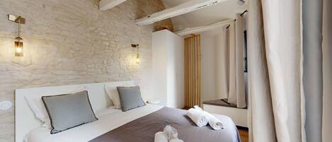 2 habitaciones, escritorio, tabla de planchar con plancha y wifi