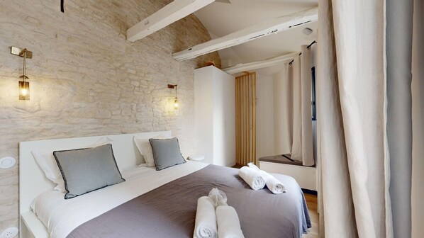 2 bedrooms, desk, iron/ironing board, WiFi