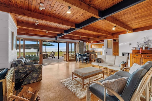 Lakefront Retreat - Lake Taupo Holiday Home