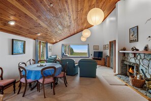 Interior - Lakefront Retreat - Lake Taupo Holiday Home (Tauranga Taupo)