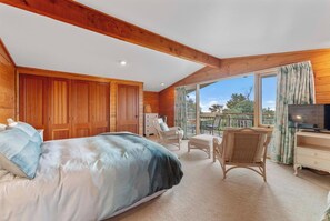 4 bedrooms, iron/ironing board, WiFi, bed sheets - Lakefront Retreat - Lake Taupo Holiday Home (Tauranga Taupo)