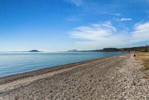 Beach - Lakefront Retreat - Lake Taupo Holiday Home (Tauranga Taupo)