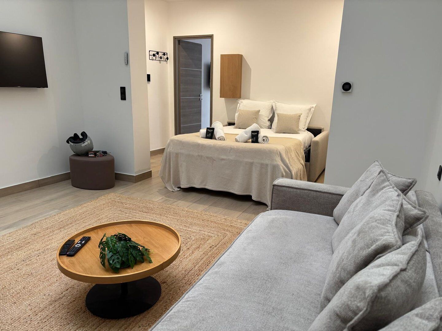 1 bedroom, desk, Internet, bed sheets