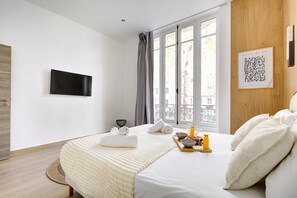 1 bedroom, desk, Internet, bed sheets - TheBlueStay 287 - Superb Apt - Near Champs-Elysées (Paris)