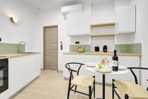 Kühlschrank, Mikrowelle, Wasserkocher mit Kaffee-/Teezubehör, Toaster