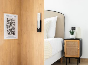 1 bedroom, desk, Internet, bed sheets
