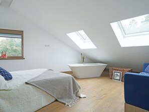 4 bedrooms, free WiFi, bed sheets