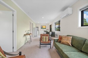 Living area - Birch Cottage - Greytown Holiday Home (Greytown)