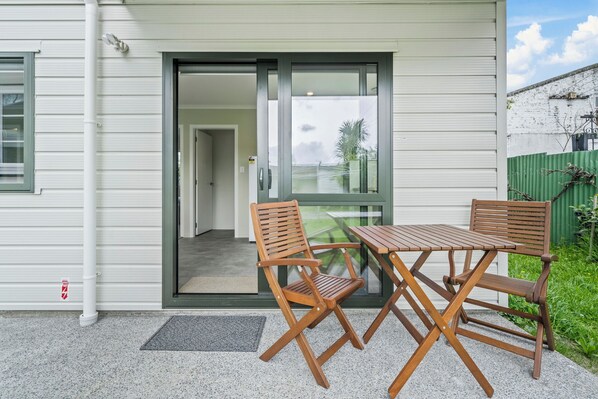 Outdoor dining - Birch Cottage - Greytown Holiday Home (Greytown)