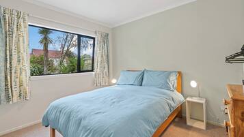 2 bedrooms, iron/ironing board, WiFi