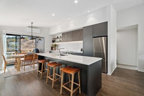 Fridge, microwave, dishwasher, coffee/tea maker - 86 on Kirimoko - Wanaka Holiday Home (Wanaka)