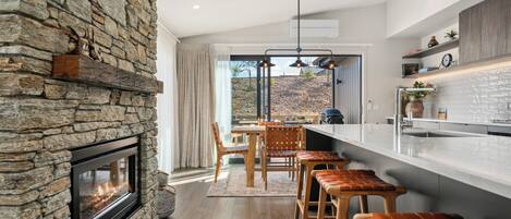 Réfrigérateur, micro-ondes, lave-vaisselle, cafetière/bouilloire