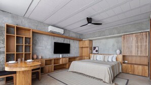 A modern bedroom with a bed, a TV, and built-in wooden shelves. - #2 Down Town Loft with pool in the heart of Cancun (Cancún)