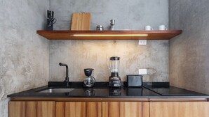 A kitchen with a wooden countertop, a coffee maker, a blender, and a toaster. - #2 Down Town Loft with pool in the heart of Cancun (Cancún)