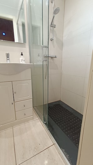 Toallas, jabón, papel de baño