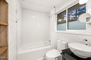 Hair dryer, towels, soap, shampoo - Ocean View Studio in Agate Beach (Newport)
