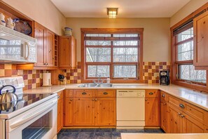 Refrigerador con freezer, microondas, horno, placa de cocina