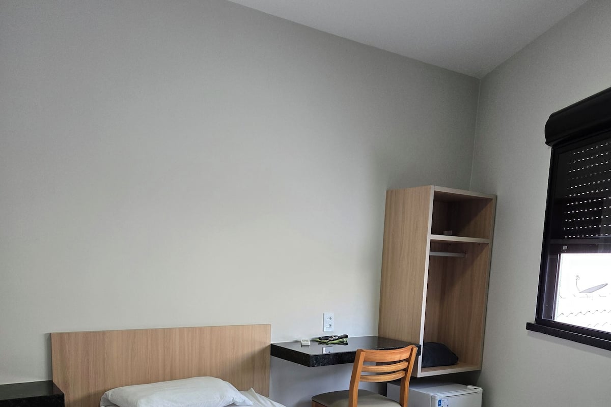 Quarto solteiro econômico | Wi-Fi de cortesia
