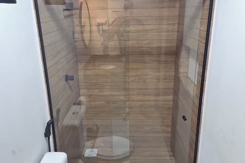 Quarto quádruplo luxo | Banheiro | Chuveiro, toalhas de banho, sabonete, papel higiênico